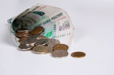 Banknotlar beyaz arka planda bozuk para dolu çantaları katladı