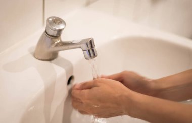 Coronavirus koruması için akan suyla elini yıkayan kadın, covid 19 salgınını durdurmak için hijyen..