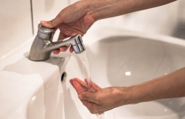 Coronavirus koruması için akan suyla elini yıkayan kadın, covid 19 salgınını durdurmak için hijyen..