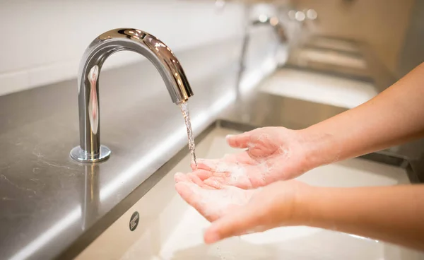 Primeros Planos Mujer Lavándose Las Manos Con Jabón Agua Corriente — Foto de Stock