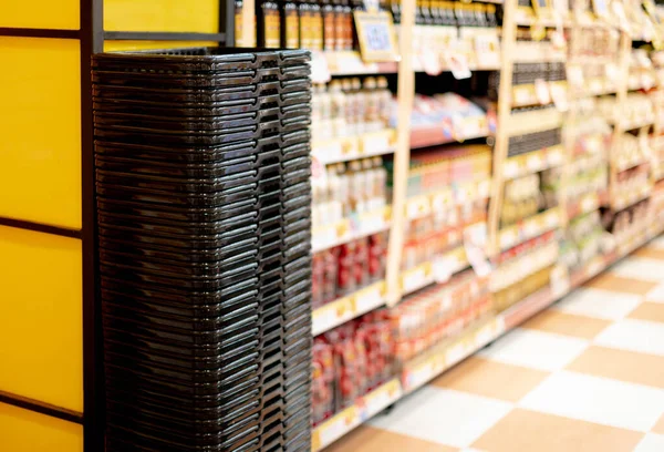 Řada Trhu Černými Košíky Nakupuje Supermarketu Připravuje Kupujícího Nákupy — Stock fotografie