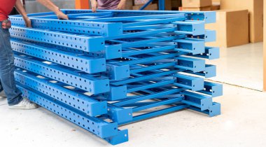 Metal rafın erkek el ele tutuşma yığını. Metal rafa monte edilmeye hazır olun. Depo ya da depo ve metal raf kurulacak. . 