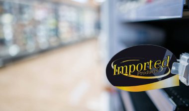 Süpermarketteki raflara ithal ürün tabelası ve müşterilere özel kalite yiyecek, büyük poster üzerindeki Etiket içe aktarılmış metin görüntüsü. 