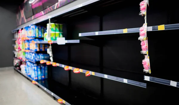 Empty Tissue Paper Shelves Supermarket Due People Panicking Hoarding Groceries — Stock Photo, Image