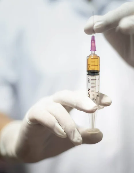 Jeringa Inyección Médica Mano Sosteniendo Con Medicamento Equipo Vacunación Plástico —  Fotos de Stock