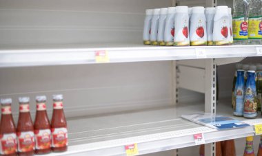 CoronaVirüs salgını korkusuyla panikleyen ve yiyecek stoklayan insanlar yüzünden marketteki boş yiyecek rafları. Coronavirus Covid-19 salgın dünya krizi konsepti.