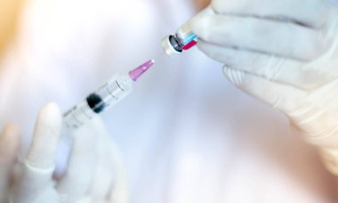 Elinde şırıngayla şırınga ile şırınga ile şırınga aşısı ile şırınga. Koronavirüs için hastaya aşı (COVID-19). Koronavirüs krizin salgın dünyası. 