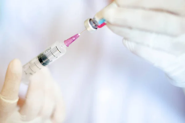 Jeringa Inyección Médica Mano Sosteniendo Con Equipo Vacunación Dosis Medicamento — Foto de Stock