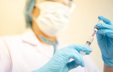 Elinde şırıngayla şırınga ile şırınga ile şırınga aşısı ile şırınga. Koronavirüs için hastaya aşı (COVID-19). Koronavirüs krizin salgın dünyası. 