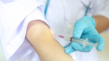 Doktor şırınga kullanarak koluna uyuşturucu enjekte ediyor. Uyuşturucu bağımlısı uyuşturucu konsepti. 