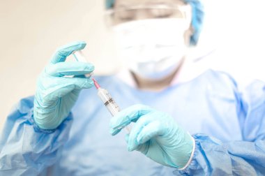 Elinde şırıngayla şırınga ile şırınga ile şırınga aşısı ile şırınga. Koronavirüs için hastaya aşı (COVID-19). Koronavirüs krizin salgın dünyası. 