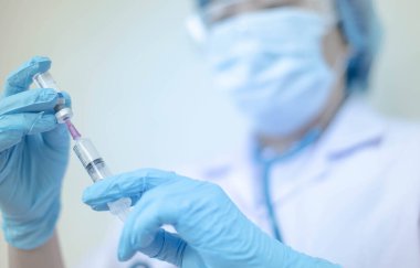 Elinde şırıngayla şırınga ile şırınga ile şırınga aşısı ile şırınga. Koronavirüs için hastaya aşı (COVID-19). Koronavirüs krizin salgın dünyası. 