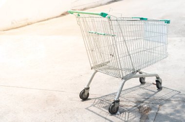 Süpermarketin dışındaki alışveriş arabalarında alışveriş meyvesi ve yiyecek alışverişi.. 