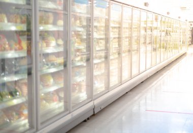 Süpermarkette büyük cam kapılı derin dondurucu. Diğerlerinin arasında yeni dondurma, pasta ve dondurulmuş ürün sunmak için uygun..