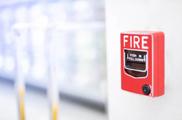 Der Rote Feuermelder Der Weißen Wand Supermarkt — Stockfoto