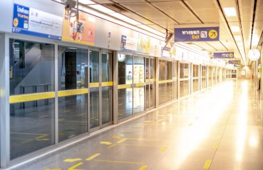Bangkok, Tayland / Mayıs 15, 2020: Bangkok 'taki boş metro istasyonu. Bangkok 'taki metro istasyonu kamu yararına.. 