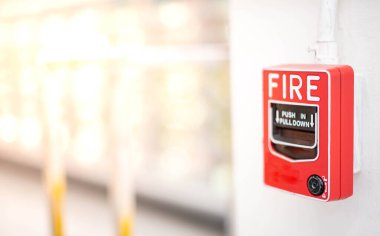 Süpermarketin beyaz duvarındaki kırmızı yangın alarmı. Önce yangın çıktığında güvenlik için.. 