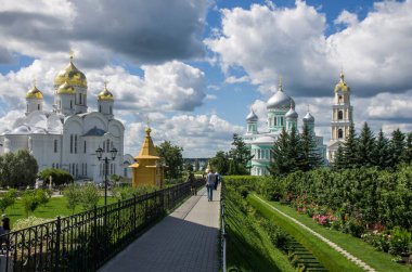 Nizhny Novgorod bölgesindeki Diveevo köyündeki Kutsal Üçlü Serafim-Dalgıç Manastırı..