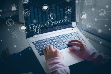 E-öğrenme Çevrimiçi Eğitim Konsepti - Elle Parmaklar bilgisayar klavyesine ve ekrana mavi tonda eğitim ikonu ve internet veya teknoloji bağlantı satırlarıyla basıyor
