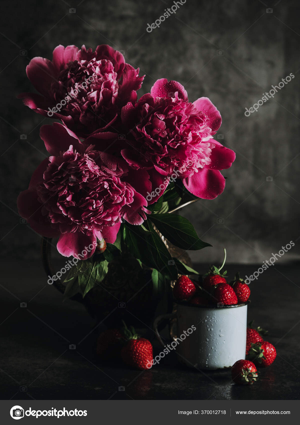 Ramo Peonías Jarrón Vintage Las Flores Son Color Rosa Junto: fotografía de  stock © kaprize #370012718 | Depositphotos