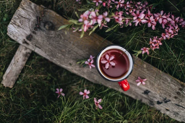 Tea Party Street Tea Red Mug Stands Barn Board Green — Stock Photo, Image