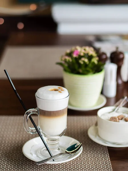 Goedemorgen Het Café Een Kop Latte Transparant Glas Het Glas — Stockfoto