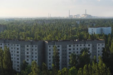 Terk edilmiş hayalet kasaba Pripyat, kıyamet sonrası şehir, nükleer santral manzarası, Çernobil 'de yaz mevsimi yasaklama bölgesi, Ukrayna