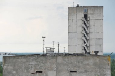 Terk edilmiş hayalet kasaba Pripyat 'ta 16 katlı bina, kıyamet sonrası şehir, Çernobil Yasaklama Bölgesi' nde yaz mevsimi, Ukrayna