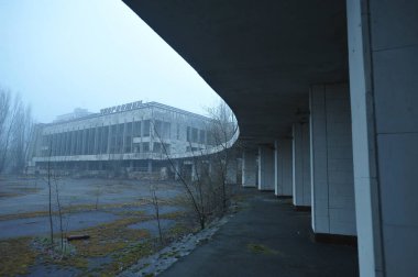 Terk edilmiş hayalet kasaba Pripyat 'ta Kültür Evi. Kıyamet sonrası şehir. Çernobil Yasaklama Bölgesi, Ukrayna' da bahar mevsimi. Rusça yazı: 