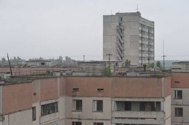 Terk edilmiş hayalet kasaba Pripyat 'ta 16 katlı bina, kıyamet sonrası şehir, Çernobil Yasaklama Bölgesi' nde yaz mevsimi, Ukrayna