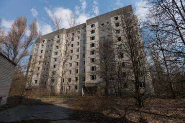 Pripyat 'ta terk edilmiş bir ev, kıyamet sonrası şehir, Çernobil' de bahar mevsimi yasaklama bölgesi, Ukrayna