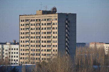 Terk edilmiş Pripyat 'ta 16 katlı bir bina. Kış mevsimi Ukrayna' nın Çernobil Yasaklama Bölgesi 'nde.