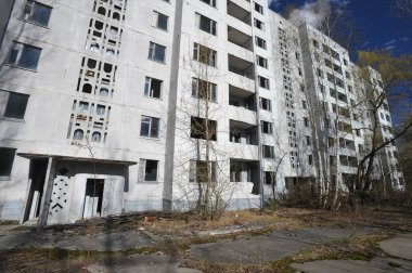Pripyat hayalet kasabasında terk edilmiş bir ev, kıyamet sonrası şehir, Çernobil sınırlama bölgesinde bahar mevsimi, Ukrayna