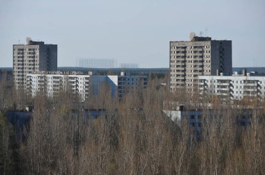Terk edilmiş hayalet kasaba Pripyat, ufukta Duga radarının görüntüsü, kıyamet sonrası şehir, Çernobil sınırlama bölgesinde bahar mevsimi, Ukrayna