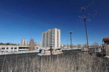 Terk edilmiş hayalet kasaba Pripyat 'ın çatısı, kıyamet sonrası şehir, Çernobil Yasaklama Bölgesi, Ukrayna