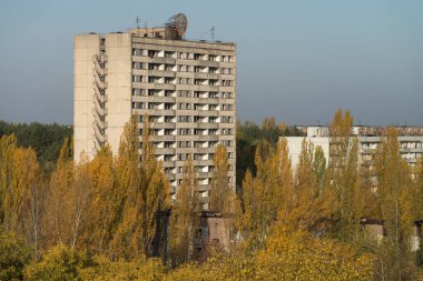 Terk edilmiş Pripyat 'ta 16 katlı bir bina, kıyamet sonrası şehir, Çernobil Yasaklama Bölgesi' nde sonbahar mevsimi, Ukrayna