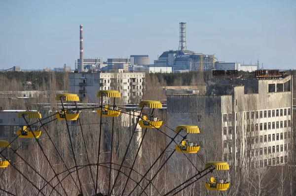 废弃的鬼城普里皮亚特 乌克兰切尔诺贝利禁区有摩天轮的核电站和灾难后酒店的景象 — 图库照片