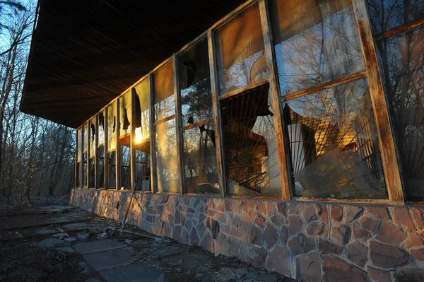 Pripyat 'ın terk edilmiş hayalet kasabasındaki nehir istasyonu, kıyamet sonrası şehir, Çernobil' de bahar mevsimi yasaklama bölgesi, Ukrayna