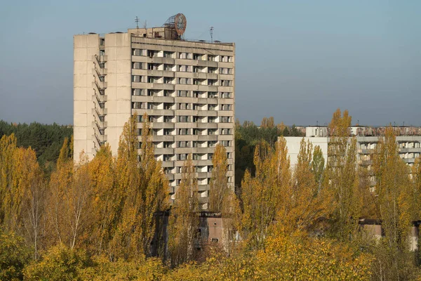 乌克兰后世界末日城市普里皮亚特废弃鬼城的16层楼房 切尔诺贝利禁区秋季 — 图库照片