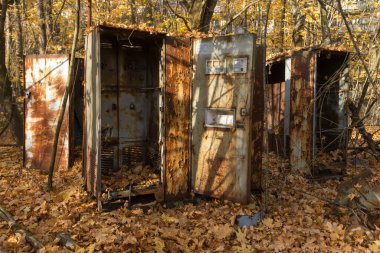 Pripyat 'ın terk edilmiş hayalet kasabasında gazlı eski paslı otomat, kıyamet sonrası şehir, Çernobil sınırlama bölgesinde sonbahar mevsimi, Ukrayna
