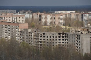 Terk edilmiş Pripyat 'taki binalar, kıyamet sonrası şehir, Çernobil' de bahar mevsimi yasaklama bölgesi, Ukrayna