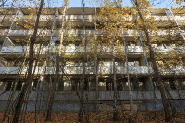Terk edilmiş Pripyat 'ta terk edilmiş bir hayalet kasabada, kıyamet sonrası şehirde, Çernobil sınırlama bölgesinde sonbahar mevsimi, Ukrayna