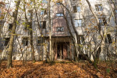 Terk edilmiş Pripyat 'ta terk edilmiş bir hayalet kasabada, kıyamet sonrası şehirde, Çernobil sınırlama bölgesinde sonbahar mevsimi, Ukrayna