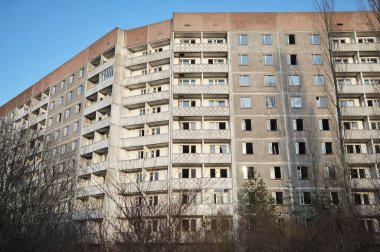 Pripyat hayalet kasabasında terk edilmiş bir ev, kıyamet sonrası şehir, Çernobil sınırlama bölgesinde bahar mevsimi, Ukrayna