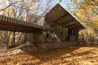 Pripyat hayalet kasabasında terk edilmiş bir dükkan, kıyamet sonrası şehir, Çernobil sınırlama bölgesinde sonbahar mevsimi, Ukrayna