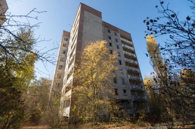 Pripyat hayalet kasabasındaki ev, kıyamet sonrası şehir, Çernobil sınırlama bölgesinde sonbahar mevsimi, Ukrayna