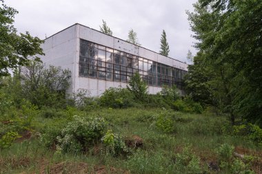 Pripyat 'ta terk edilmiş özel bir okul, kıyamet sonrası şehir, Çernobil sınırlama bölgesinde yaz mevsimi, Ukrayna