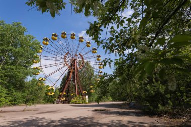 Pripyat hayalet kasabasındaki terk edilmiş lunaparkta dönme dolap, kıyamet sonrası şehir, Çernobil 'de bahar sezonu yasaklama bölgesi, Ukrayna