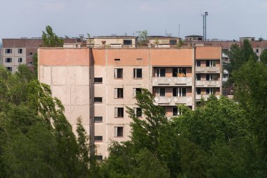 Terk edilmiş Pripyat 'taki evler, kıyamet sonrası şehir, Çernobil' de yaz mevsimi yasaklama bölgesi, Ukrayna