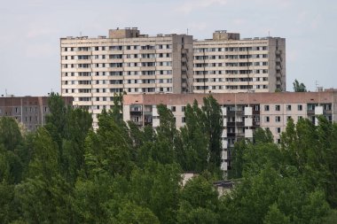Pripyat 'ın terk edilmiş hayalet kasabasında 16 katlı evler, kıyamet sonrası şehir, Çernobil sınırlama bölgesinde yaz mevsimi, Ukrayna